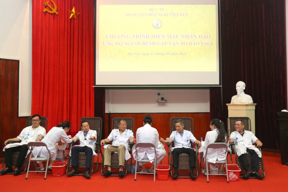 Ngành Y tế sát cánh cùng đồng bào vùng lũ: Không thu viện phí, chăm sóc sức khỏe tận tình