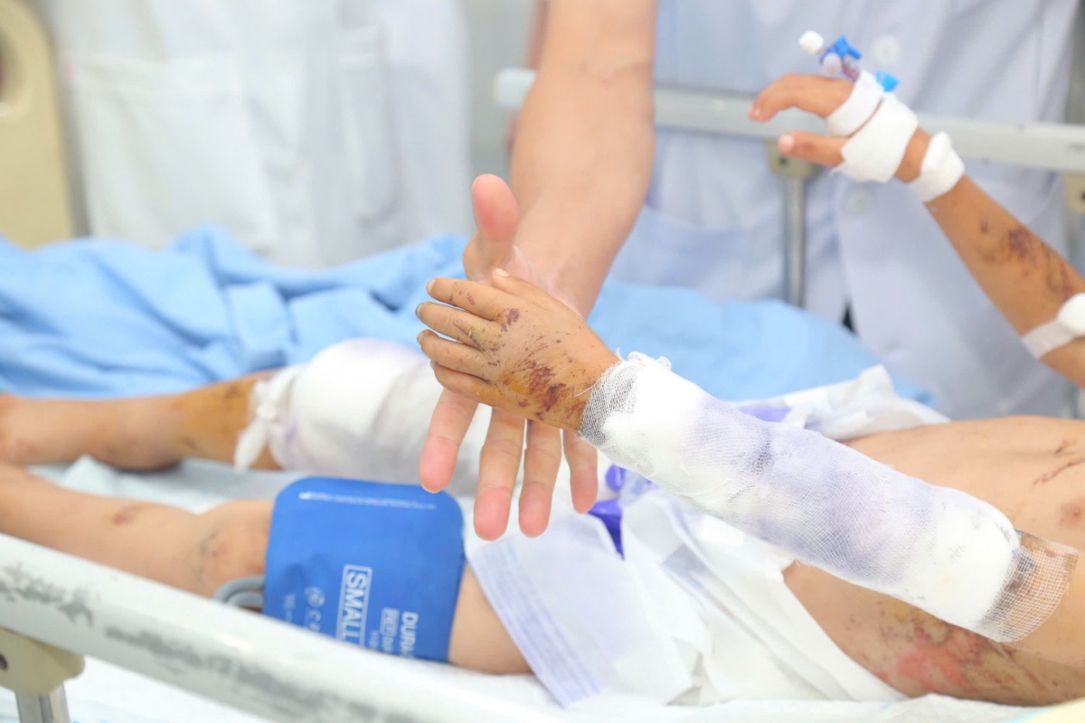 Ngành Y tế sát cánh cùng đồng bào vùng lũ: Không thu viện phí, chăm sóc sức khỏe tận tình