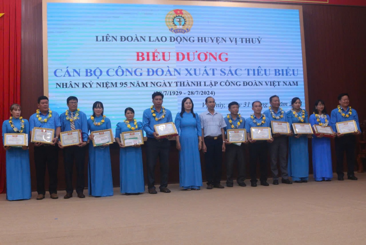 Cô giáo Trần Thị Thúy Ái - Chủ tịch Công đoàn đầy tâm huyết, “giỏi việc nước, đảm việc nhà” Cô giáo Trần Thị Thúy Ái - Chủ tịch Công đoàn đầy tâm huyết, “giỏi việc nước, đảm việc nhà”