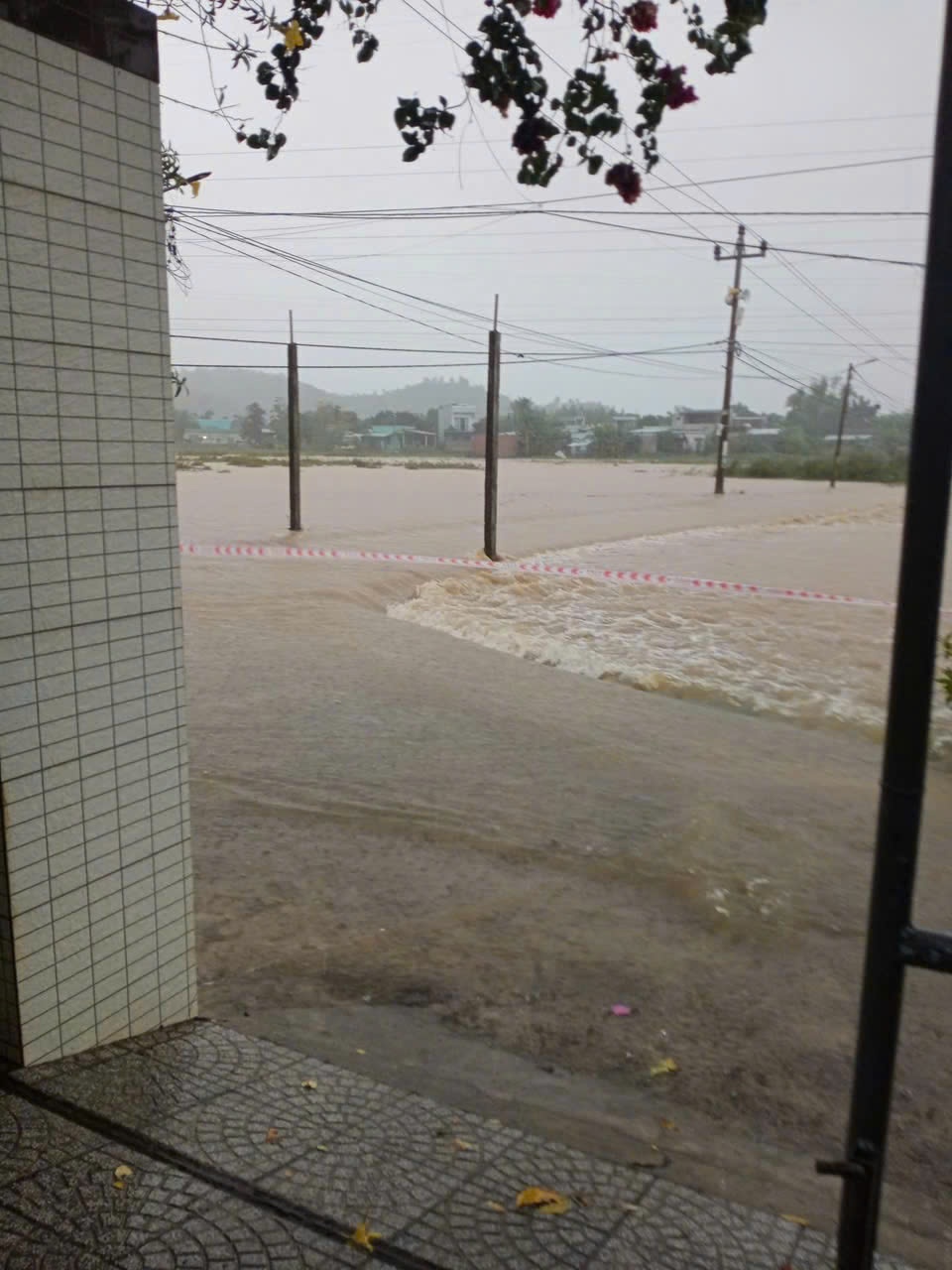 Đà Nẵng mưa lớn, người lao động gặp khó khăn khi đi làm