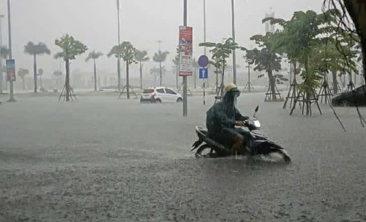 Công đoàn khuyến cáo đoàn viên đi làm đảm bảo an toàn trong mưa, gió bởi áp thấp ảnh hưởng