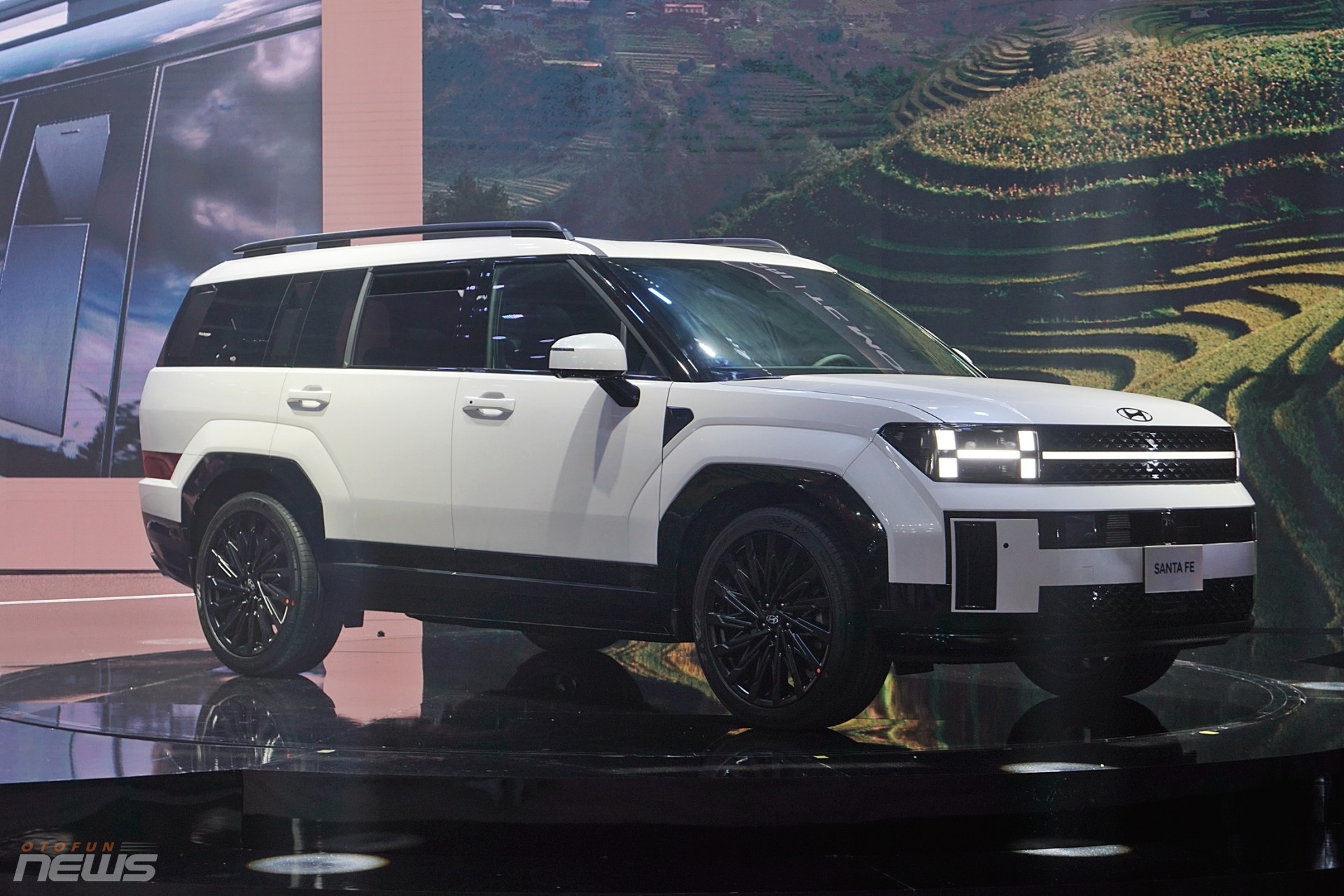 Hyundai SantaFe 2024 ra mắt với 5 phiên bản, giá từ 1,069 tỷ đồng Hyundai SantaFe 2024 ra mắt với 5 phiên bản, giá từ 1,069 tỷ đồng