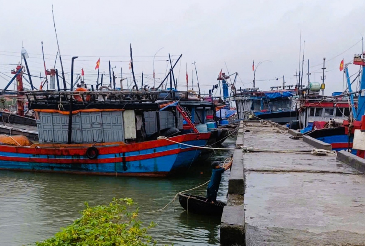 Ngư dân Thừa Thiên Huế đảm bảo an toàn cho phương tiện tránh trú mưa bão trong sáng 18/9/2024. Ảnh: Đ.T Ngư dân Thừa Thiên Huế đảm bảo an toàn cho phương tiện tránh trú mưa bão trong sáng 18/9/2024. Ảnh: Đ.T