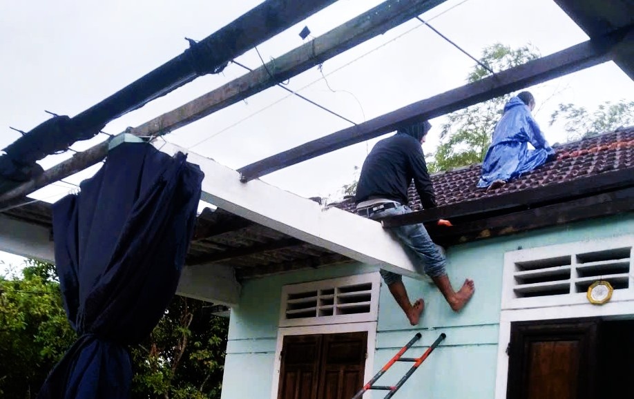 Người dân xã Phú Hồ, huyện Phú Vang, Thừa Thiên Huế lợp lại mái nhà bị lốc xoáy làm hư hỏng sáng 18/9/2024. Ảnh: UBND xã Phú Hồ. Người dân xã Phú Hồ, huyện Phú Vang, Thừa Thiên Huế lợp lại mái nhà bị lốc xoáy làm hư hỏng sáng 18/9/2024. Ảnh: UBND xã Phú Hồ.