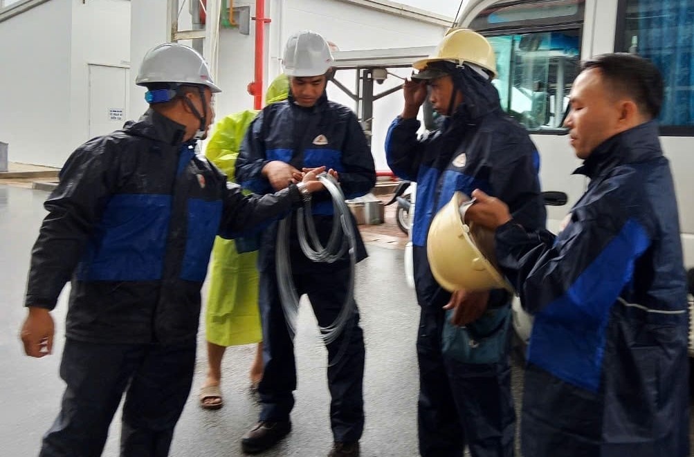 Công nhân và lực lượng Phòng chống lụt bão của Công ty TNHH MSV dùng dây thép để giằng níu, gia cố nhà xưởng ứng phó với ATNĐ có thể mạnh lên thành bão số 4. Ảnh: ĐVCC Công nhân và lực lượng Phòng chống lụt bão của Công ty TNHH MSV dùng dây thép để giằng níu, gia cố nhà xưởng ứng phó với ATNĐ có thể mạnh lên thành bão số 4. Ảnh: ĐVCC