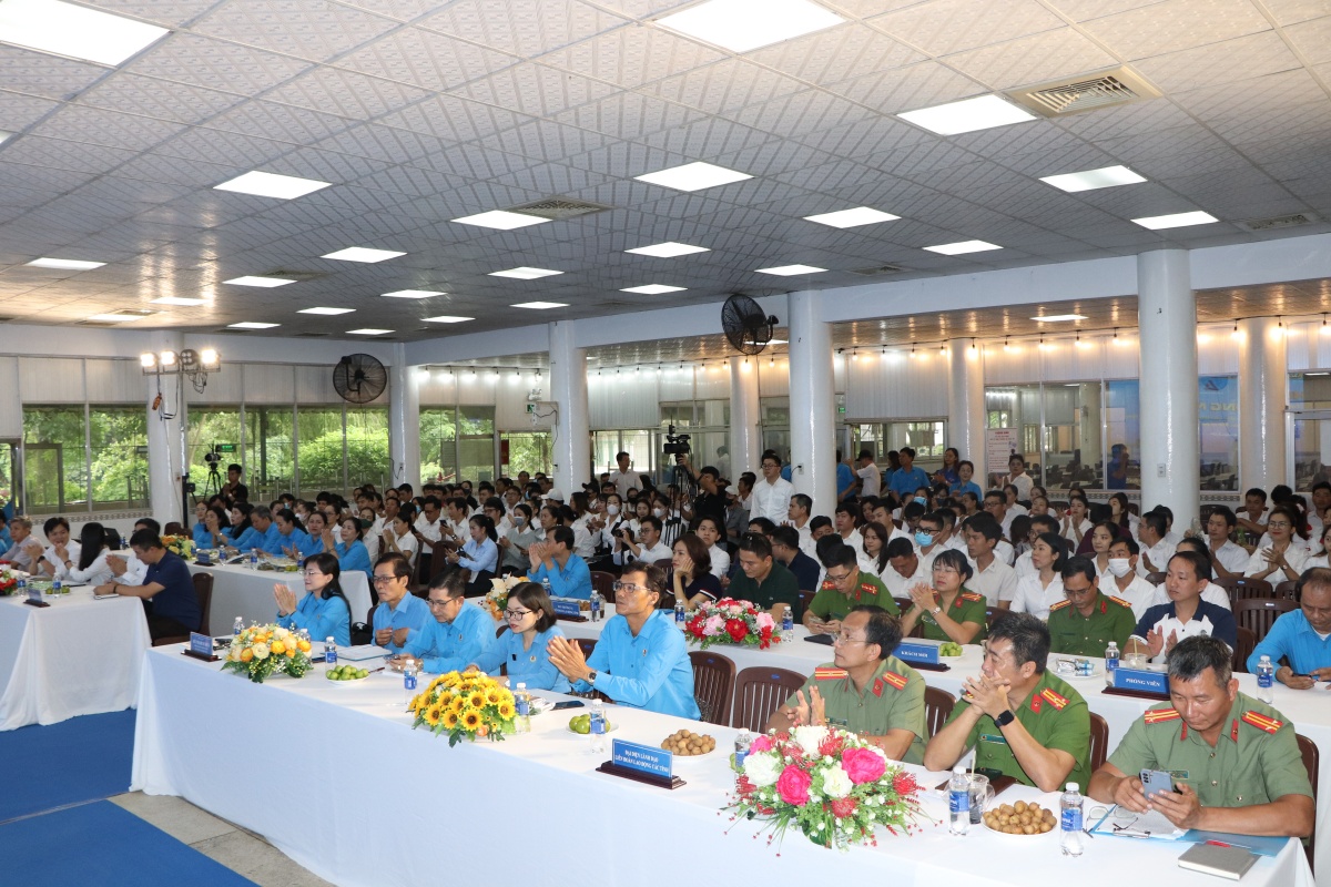 Hàng ngàn đoàn viên, người lao động tham gia tọa đàm tránh “bẫy tín dụng đen” Hàng ngàn đoàn viên, người lao động tham gia tọa đàm tránh “bẫy tín dụng đen”