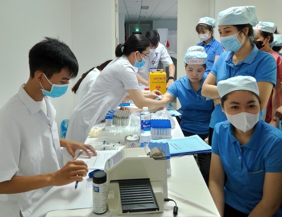 Thưởng tiền, tăng lương cho công nhân ưu tú