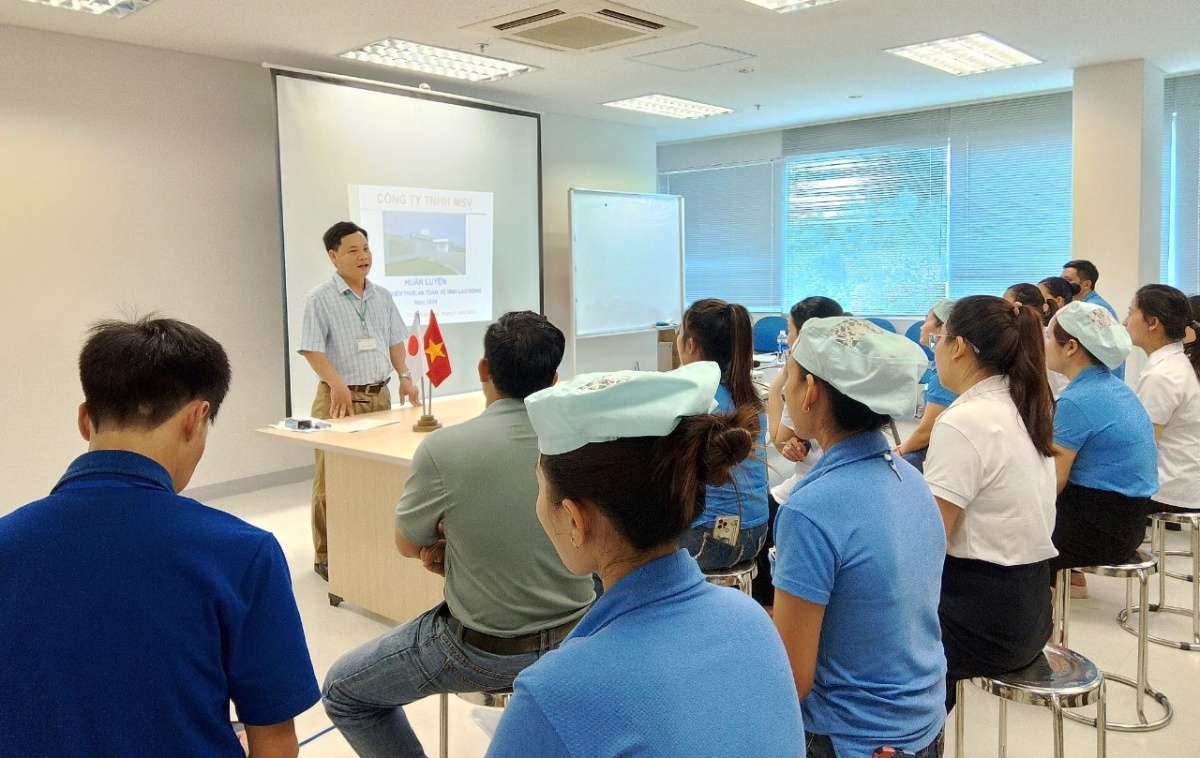 Thưởng tiền, tăng lương cho công nhân ưu tú