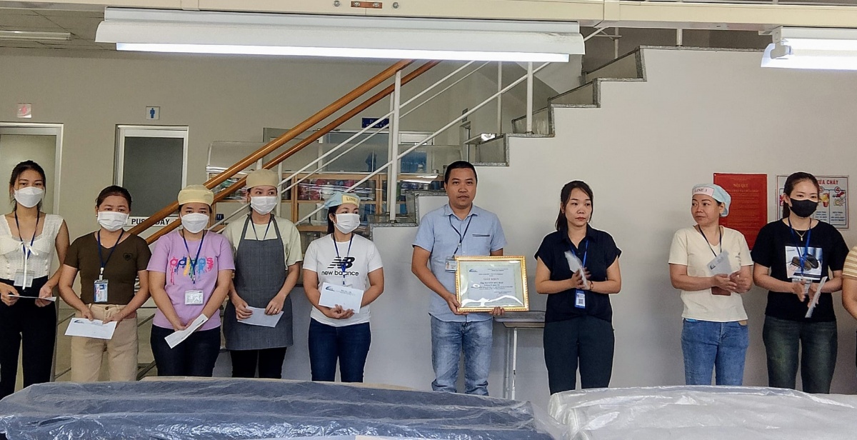 Thưởng tiền, tăng lương cho công nhân ưu tú