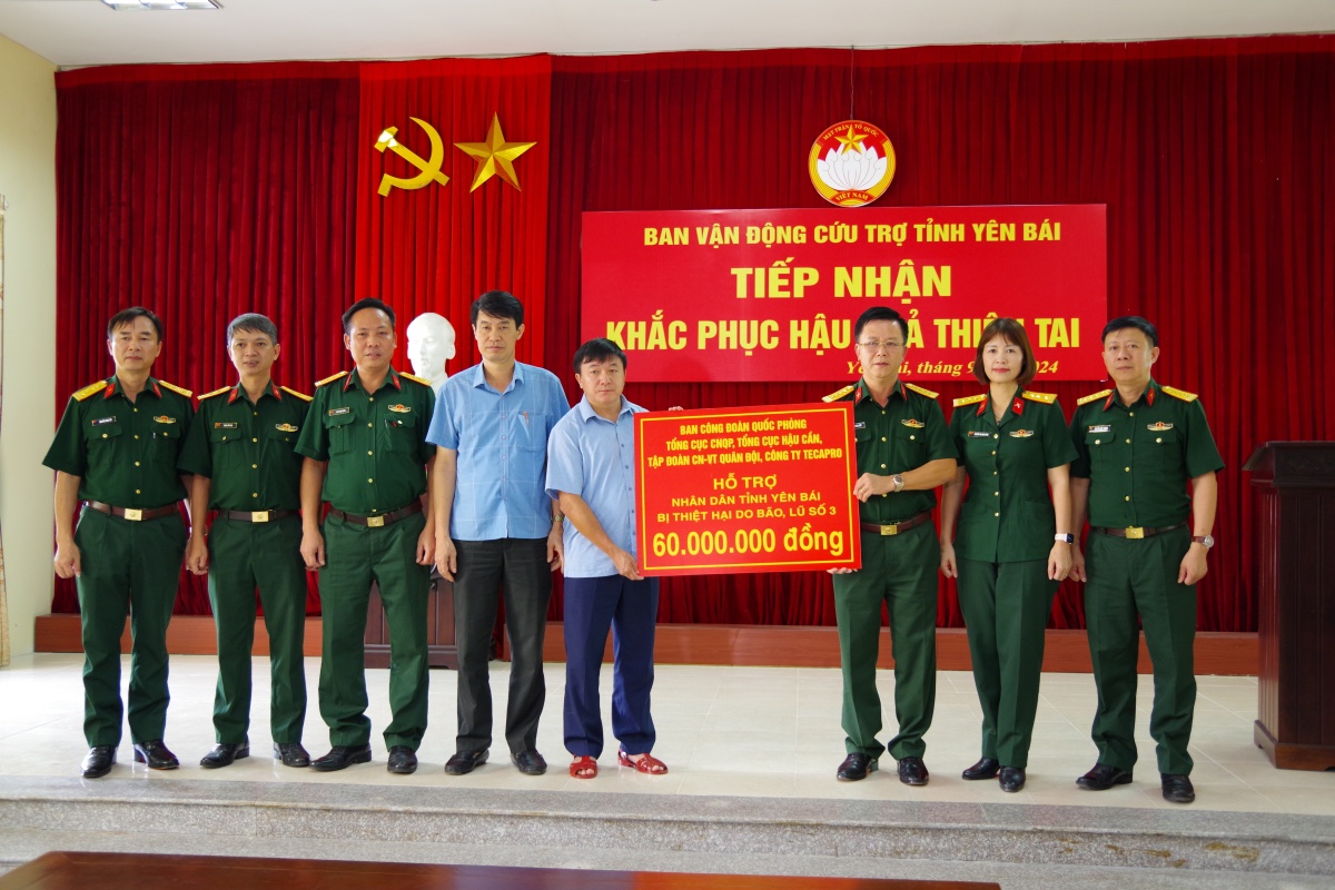 Ban Công đoàn Quốc phòng “tiếp sức” cho cán bộ, chiến sĩ, đoàn viên vùng lũ Ban Công đoàn Quốc phòng “tiếp sức” cho cán bộ, chiến sĩ, đoàn viên vùng lũ