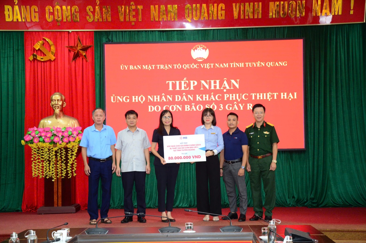 Ban Công đoàn Quốc phòng “tiếp sức” cho cán bộ, chiến sĩ, đoàn viên vùng lũ Ban Công đoàn Quốc phòng “tiếp sức” cho cán bộ, chiến sĩ, đoàn viên vùng lũ