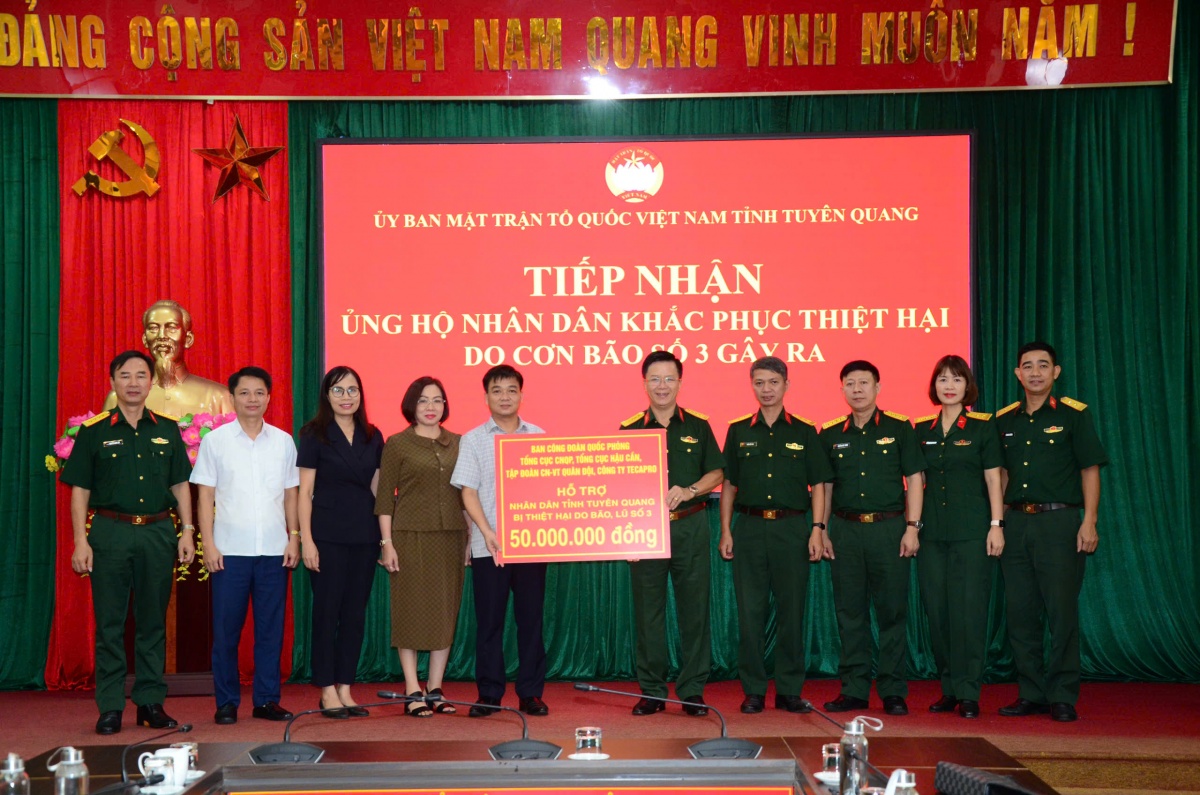 Ban Công đoàn Quốc phòng “tiếp sức” cho cán bộ, chiến sĩ, đoàn viên vùng lũ Ban Công đoàn Quốc phòng “tiếp sức” cho cán bộ, chiến sĩ, đoàn viên vùng lũ