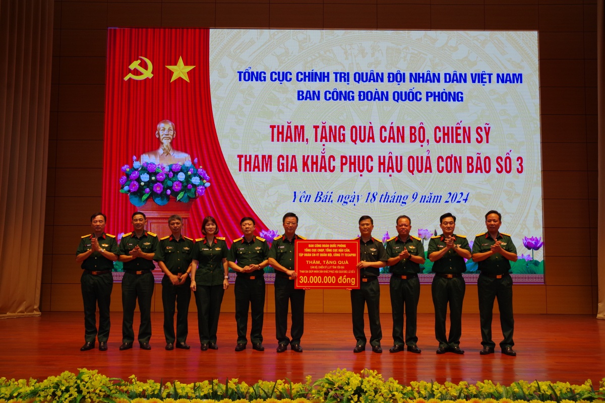 Ban Công đoàn Quốc phòng “tiếp sức” cho cán bộ, chiến sĩ, đoàn viên vùng lũ Ban Công đoàn Quốc phòng “tiếp sức” cho cán bộ, chiến sĩ, đoàn viên vùng lũ