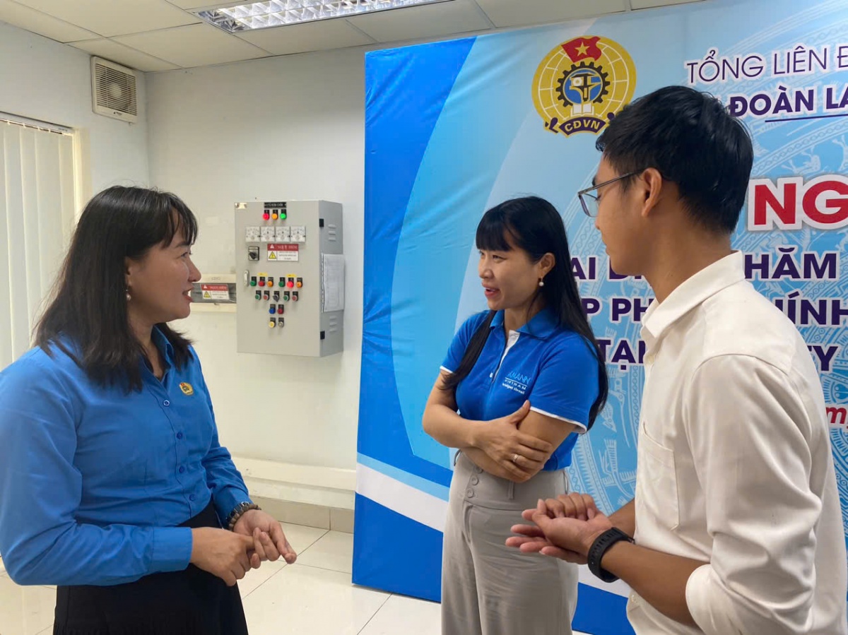 Sau đối thoại, lao động nữ được hỗ trợ 200.000đ/ngày/người/sự kiện dịp lễ 8/3 và 20/10 Sau đối thoại, lao động nữ được hỗ trợ 200.000đ/ngày/người/sự kiện dịp lễ 8/3 và 20/10