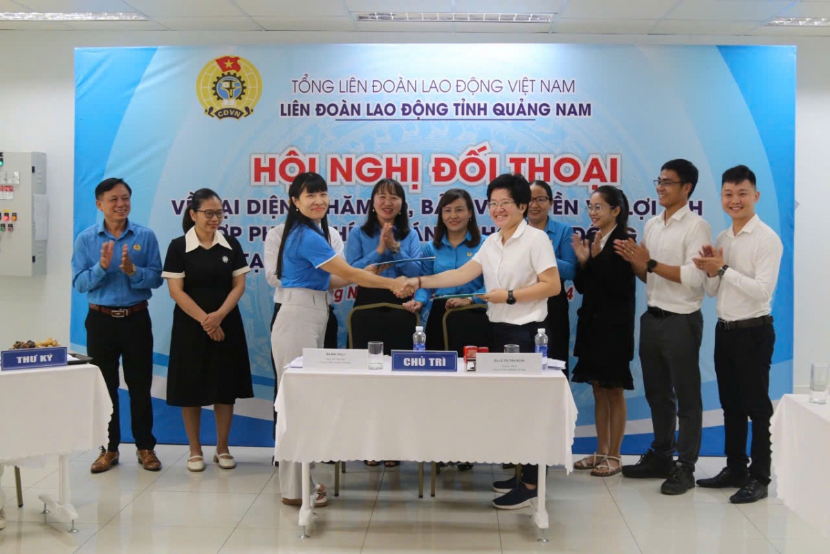 Sau đối thoại, lao động nữ được hỗ trợ 200.000đ/ngày/người/sự kiện dịp lễ 8/3 và 20/10 Sau đối thoại, lao động nữ được hỗ trợ 200.000đ/ngày/người/sự kiện dịp lễ 8/3 và 20/10