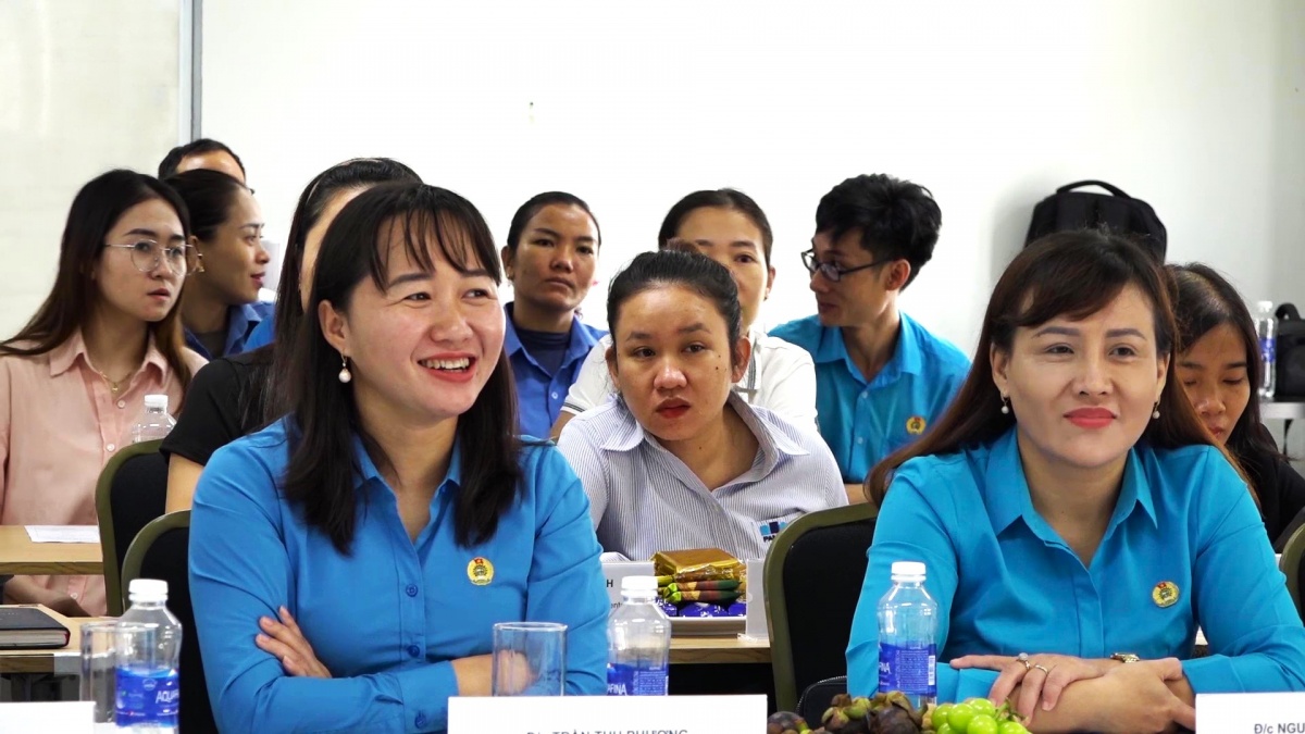 Sau đối thoại, lao động nữ được hỗ trợ 200.000đ/ngày/người/sự kiện dịp lễ 8/3 và 20/10 Sau đối thoại, lao động nữ được hỗ trợ 200.000đ/ngày/người/sự kiện dịp lễ 8/3 và 20/10