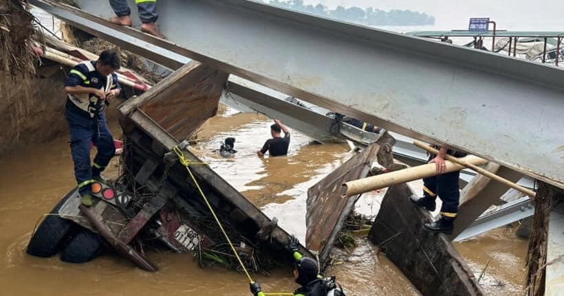 Phát hiện thi thể trong xe đầu kéo vụ sập cầu Phong Châu Phát hiện thi thể trong xe đầu kéo vụ sập cầu Phong Châu