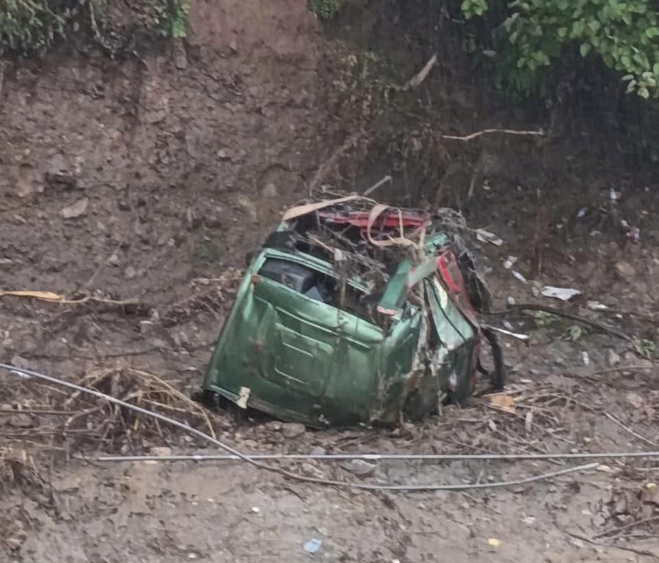 Phát hiện thi thể trong xe đầu kéo vụ sập cầu Phong Châu Phát hiện thi thể trong xe đầu kéo vụ sập cầu Phong Châu