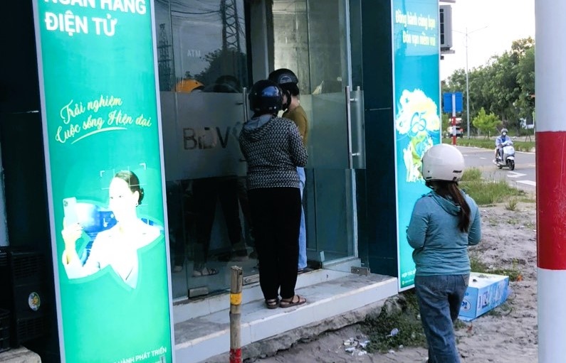 “Bẫy nợ” thẻ ngân hàng - Bài 3: Trên 60% công nhân dùng từ 2 thẻ ATM trở lên “Bẫy nợ” thẻ ngân hàng - Bài 3: Trên 60% công nhân dùng từ 2 thẻ ATM trở lên