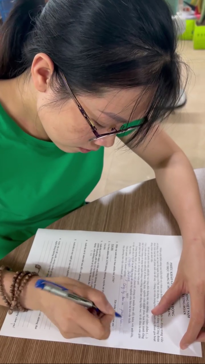 “Bẫy nợ” thẻ ngân hàng - Bài 3: Trên 60% công nhân dùng từ 2 thẻ ATM trở lên “Bẫy nợ” thẻ ngân hàng - Bài 3: Trên 60% công nhân dùng từ 2 thẻ ATM trở lên