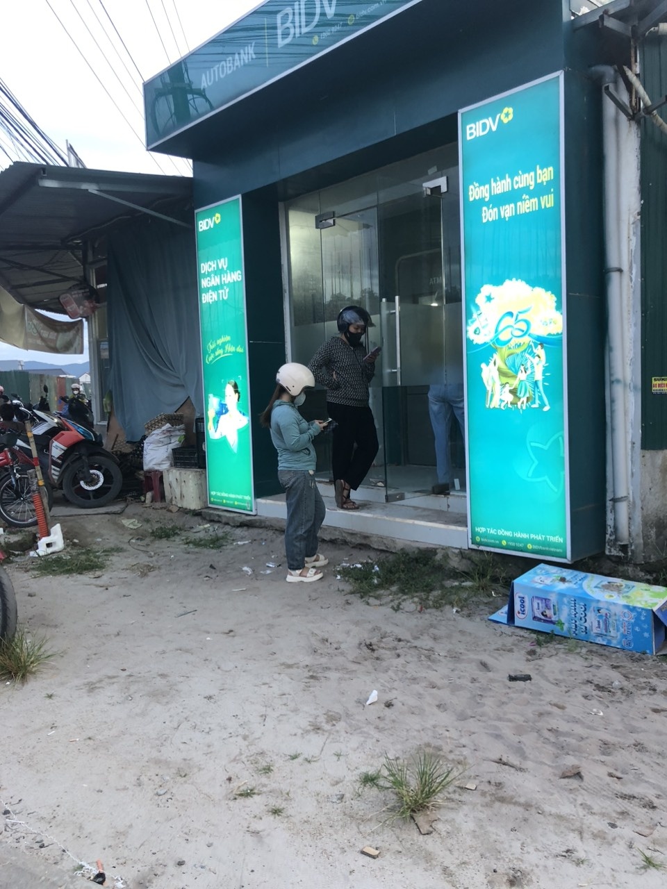 “Bẫy nợ” thẻ ngân hàng - Bài 3: Trên 60% công nhân dùng từ 2 thẻ ATM trở lên “Bẫy nợ” thẻ ngân hàng - Bài 3: Trên 60% công nhân dùng từ 2 thẻ ATM trở lên