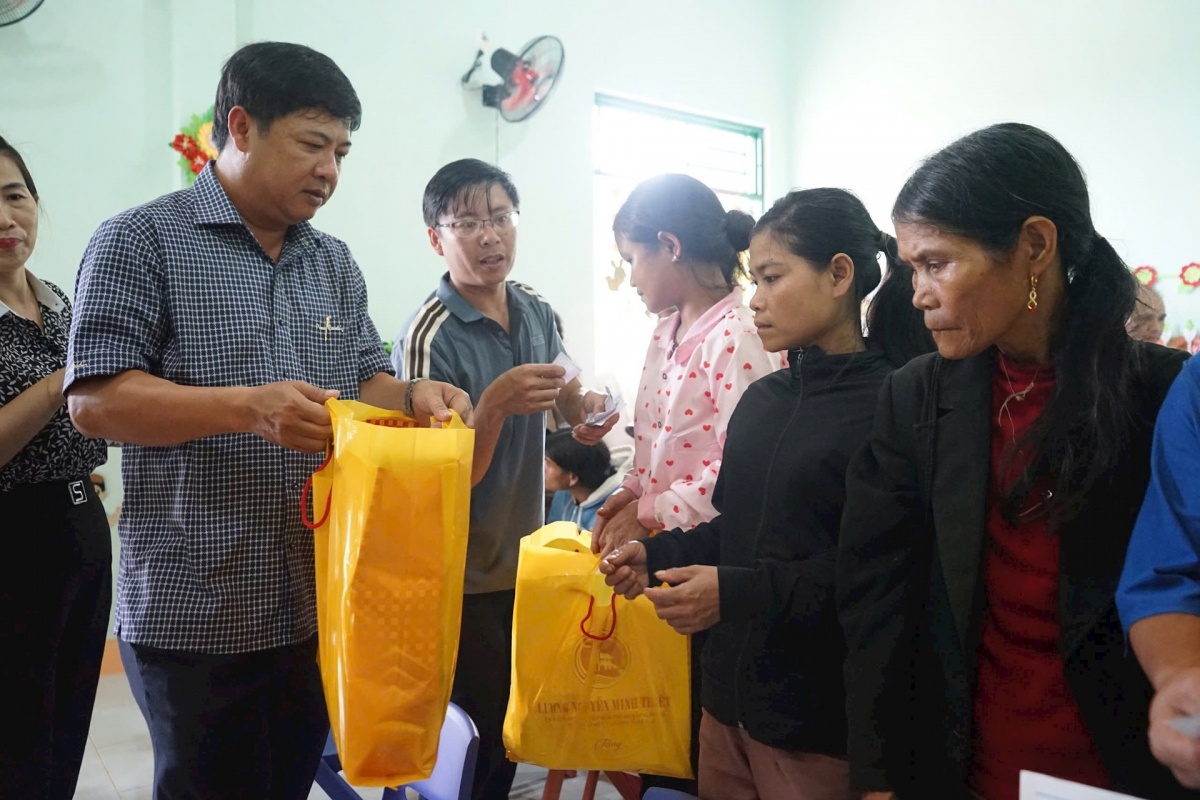 Quảng Nam: Khẩn cấp di dời, ổn định đời sống người dân ở hai huyện sạt lở núi Quảng Nam: Khẩn cấp di dời, ổn định đời sống người dân ở hai huyện sạt lở núi