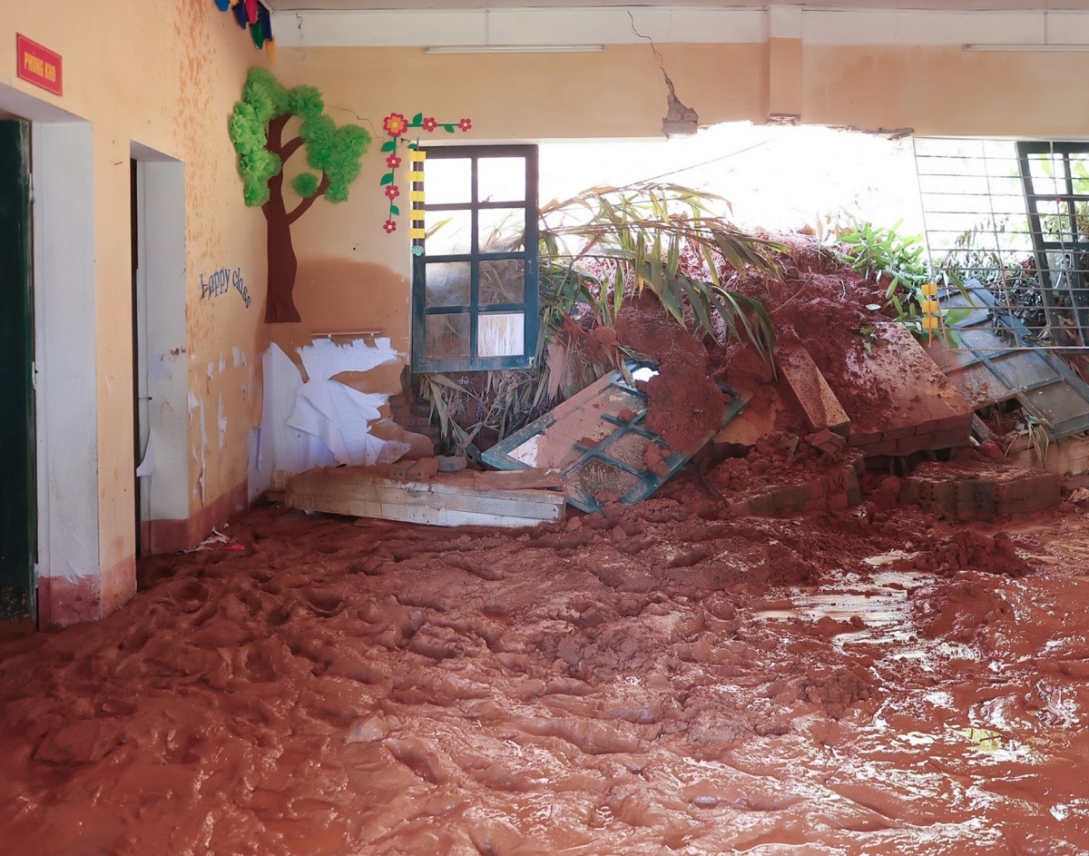 Hiện tại, lớp học đã bị sập và bùn đất sạt lở vào khu phòng học, không thể sửa chữa lại. Nhiều cơ sở vật chất học tập của các em cũng bị hư hỏng nghiêm trọng.