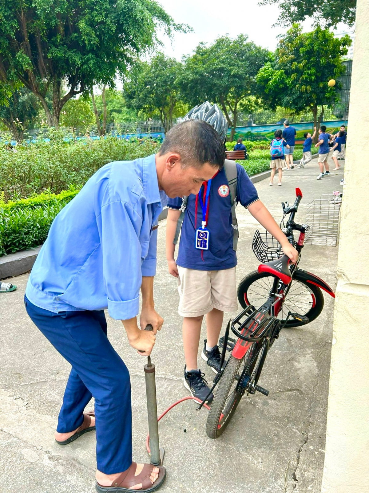 Người bảo vệ gần gũi, thân thiện của Trường Tiểu học Trung Yên Người bảo vệ gần gũi, thân thiện của Trường Tiểu học Trung Yên