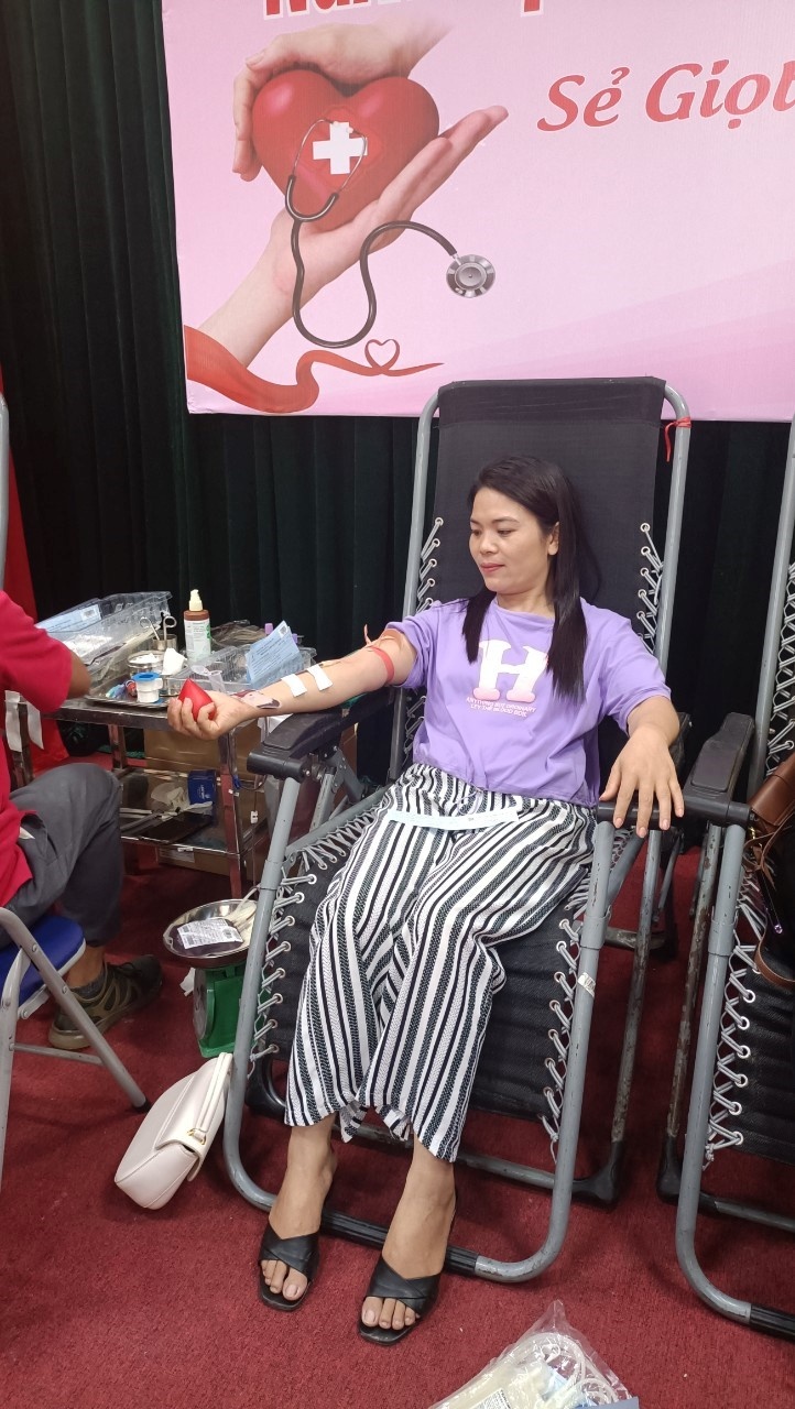 Chủ tịch Công đoàn giàu lòng nhân ái, hăng say làm từ thiện Chủ tịch Công đoàn giàu lòng nhân ái, hăng say làm từ thiện