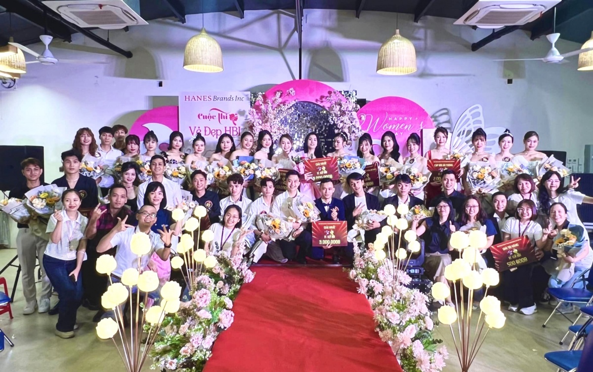 Người lao động được đá bóng, trình diễn thời trang Người lao động được đá bóng, trình diễn thời trang