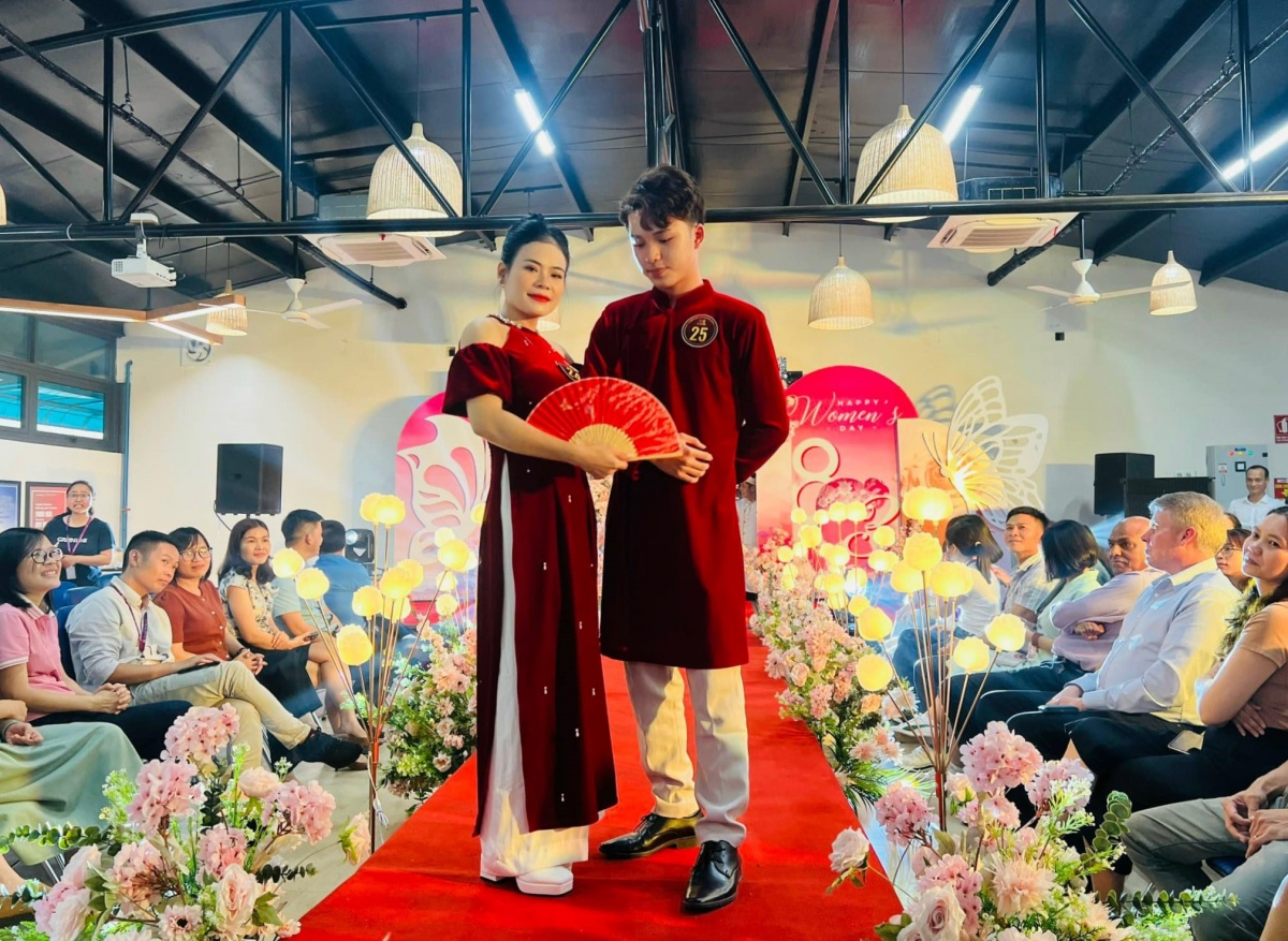 Người lao động được đá bóng, trình diễn thời trang Người lao động được đá bóng, trình diễn thời trang