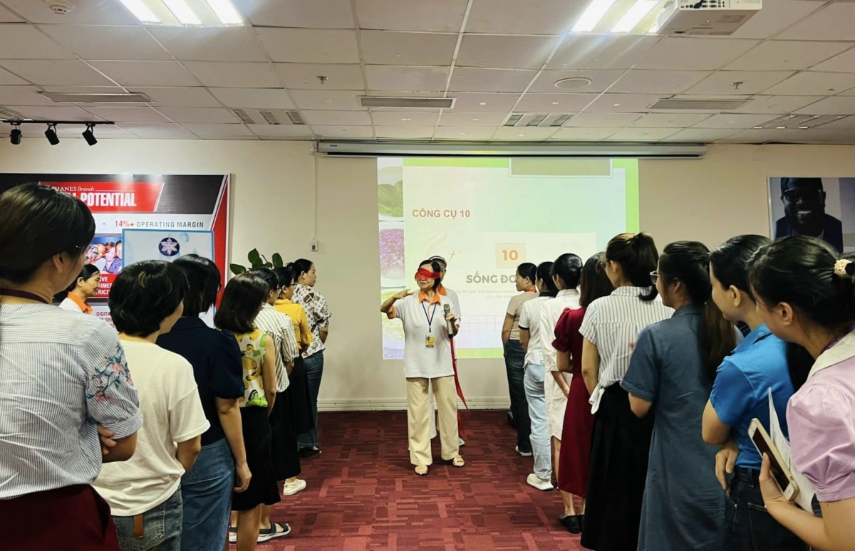 Người lao động được đá bóng, trình diễn thời trang Người lao động được đá bóng, trình diễn thời trang