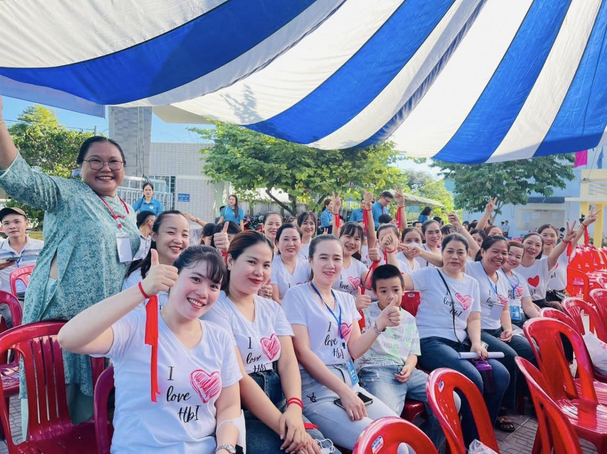 Người lao động được đá bóng, trình diễn thời trang Người lao động được đá bóng, trình diễn thời trang