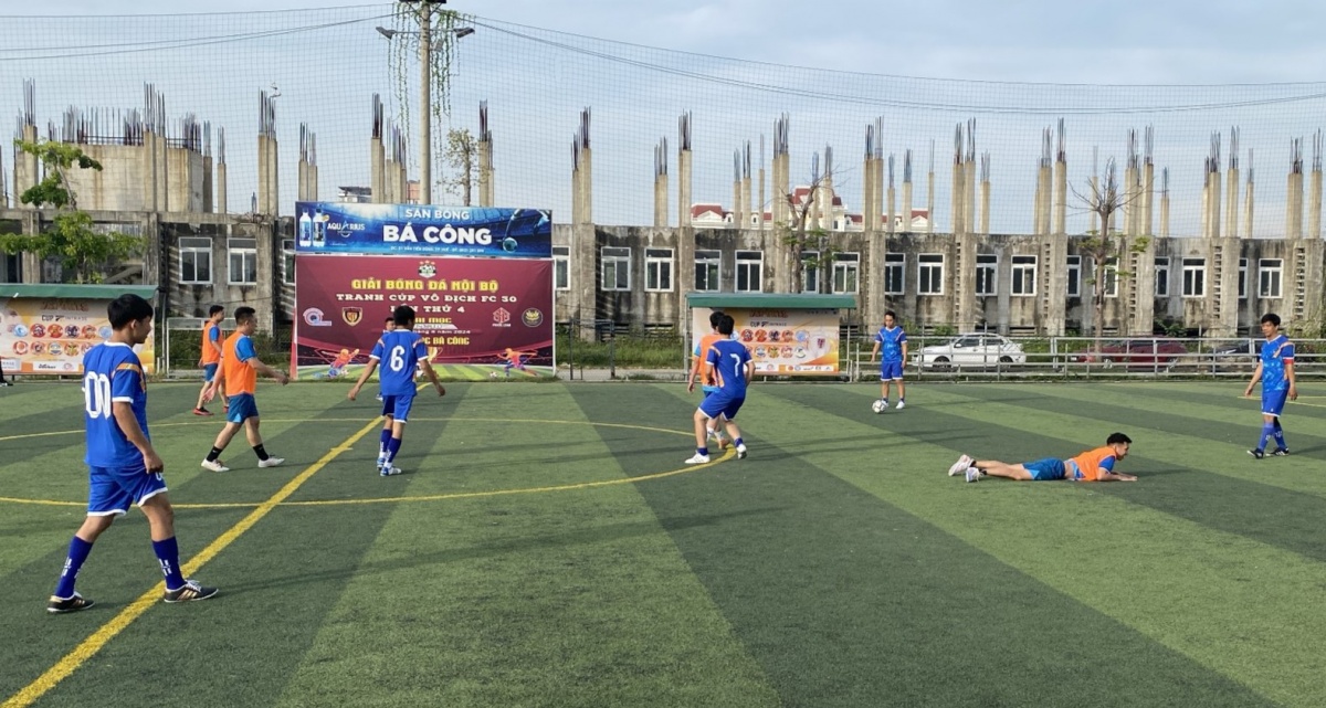 Người lao động được đá bóng, trình diễn thời trang Người lao động được đá bóng, trình diễn thời trang