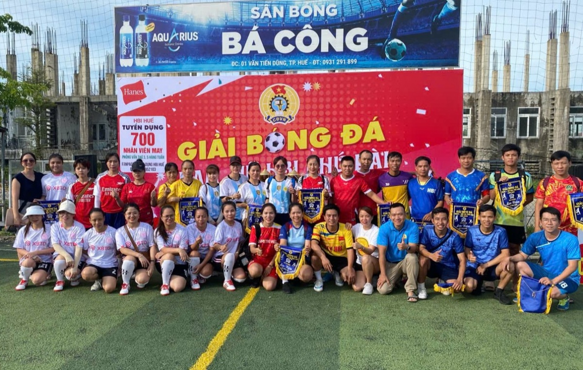 Người lao động được đá bóng, trình diễn thời trang Người lao động được đá bóng, trình diễn thời trang