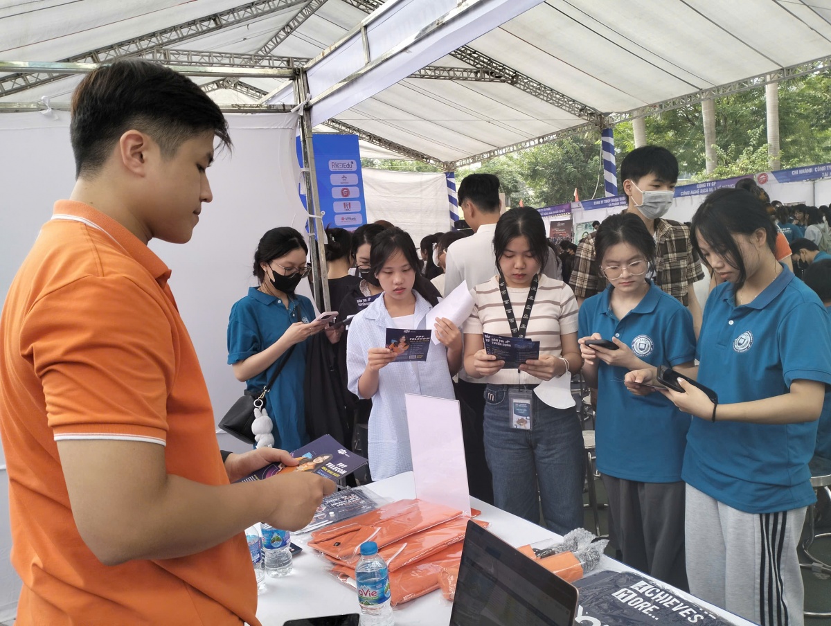 Sinh viên sớm tiếp xúc với thị trường lao động