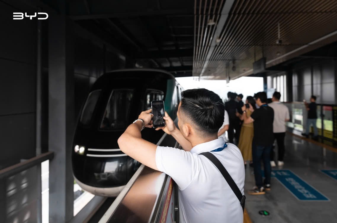 Tham quan nhà máy pin Blade của BYD tại Trùng Khánh Tham quan nhà máy pin Blade của BYD tại Trùng Khánh