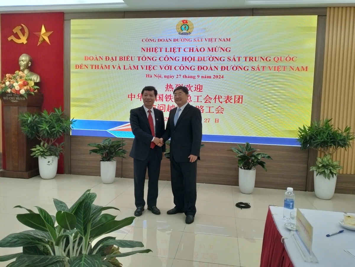 Công đoàn – cầu nối giúp đường sắt hai nước Việt Nam và Trung Quốc cùng phát triển Công đoàn – cầu nối giúp đường sắt hai nước Việt Nam và Trung Quốc cùng phát triển
