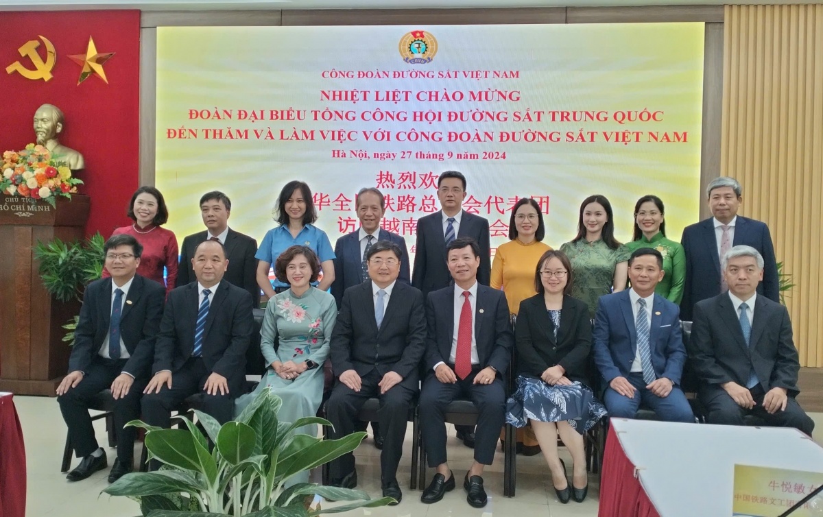 Công đoàn – cầu nối giúp đường sắt hai nước Việt Nam và Trung Quốc cùng phát triển Công đoàn – cầu nối giúp đường sắt hai nước Việt Nam và Trung Quốc cùng phát triển
