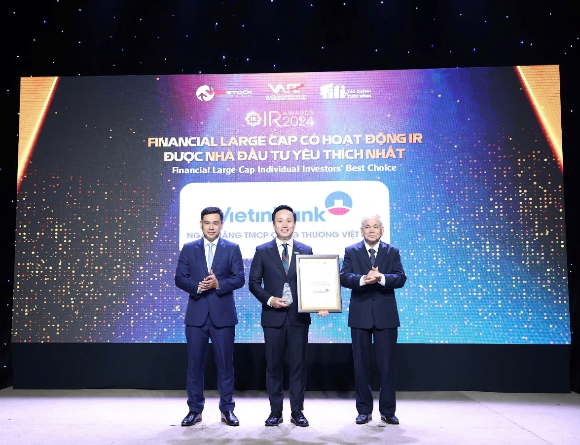 Ông Vương Huy Đông – Phó Ban Thư ký HĐQT&QHCĐ đại diện VietinBank nhận giải thưởng