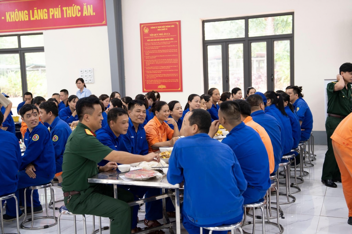 Niềm vui và sự gắn kết ở nhà ăn ca của Nhà máy Z121