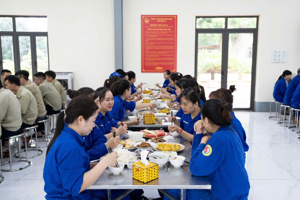 Niềm vui và sự gắn kết ở nhà ăn ca của Nhà máy Z121