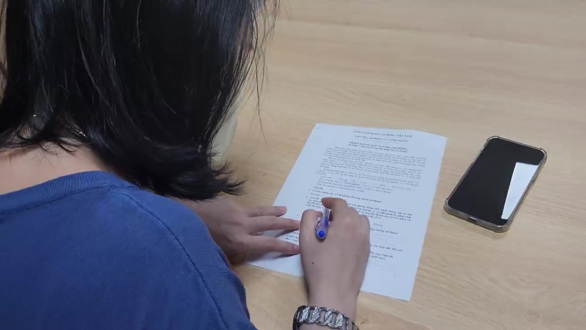 Bài 8: "Tư vấn các loại phí mở thẻ là trách nhiệm của ngân hàng"