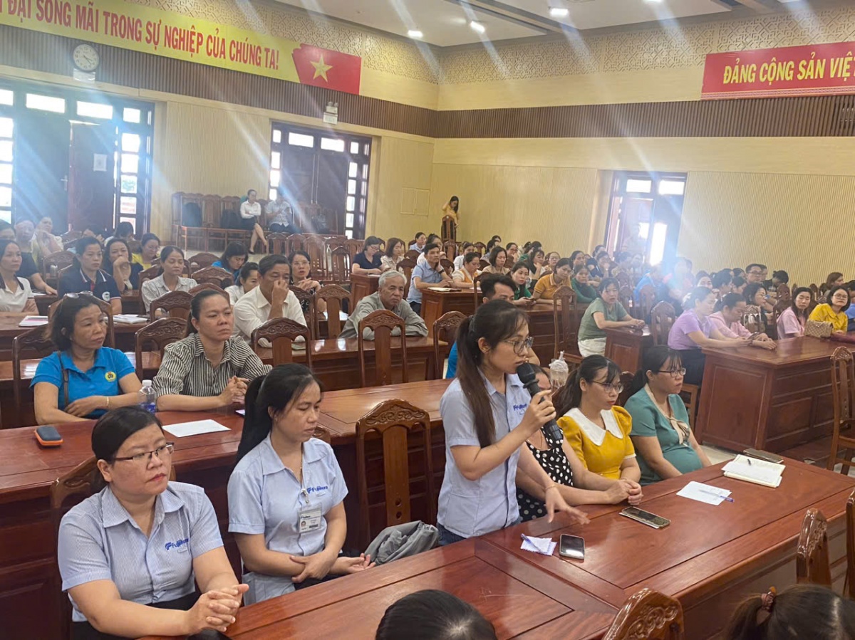 Đối thoại với công nhân Đà Nẵng: “Nóng” vấn đề nhà ở và BHXH Đối thoại với công nhân Đà Nẵng: “Nóng” vấn đề nhà ở và BHXH