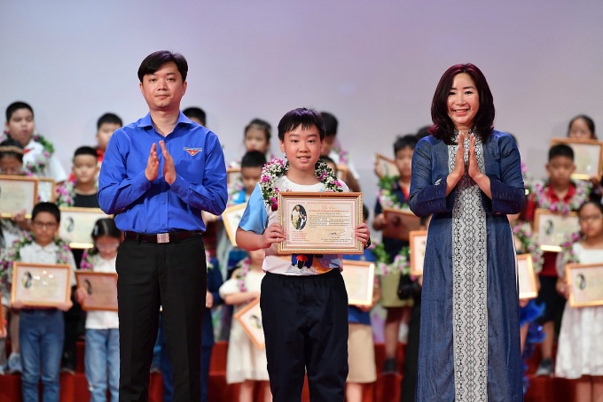 “Mong các em tương lai sẽ trở thành những đoàn viên xứng đáng của Công đoàn Việt Nam” “Mong các em tương lai sẽ trở thành những đoàn viên xứng đáng của Công đoàn Việt Nam”