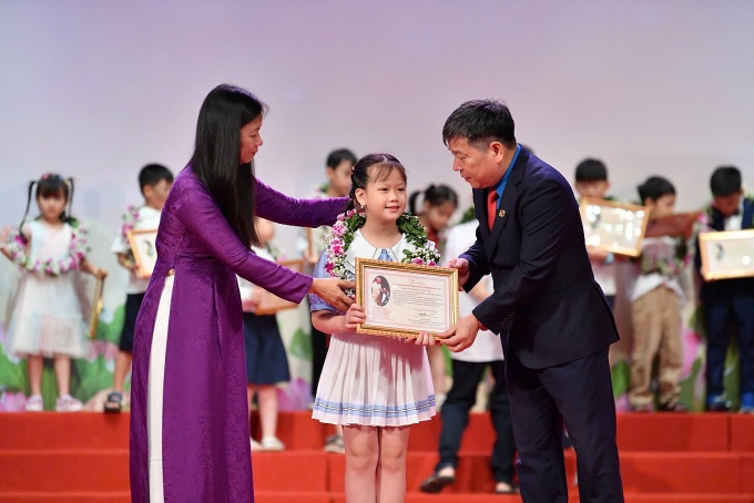 “Mong các em tương lai sẽ trở thành những đoàn viên xứng đáng của Công đoàn Việt Nam” “Mong các em tương lai sẽ trở thành những đoàn viên xứng đáng của Công đoàn Việt Nam”