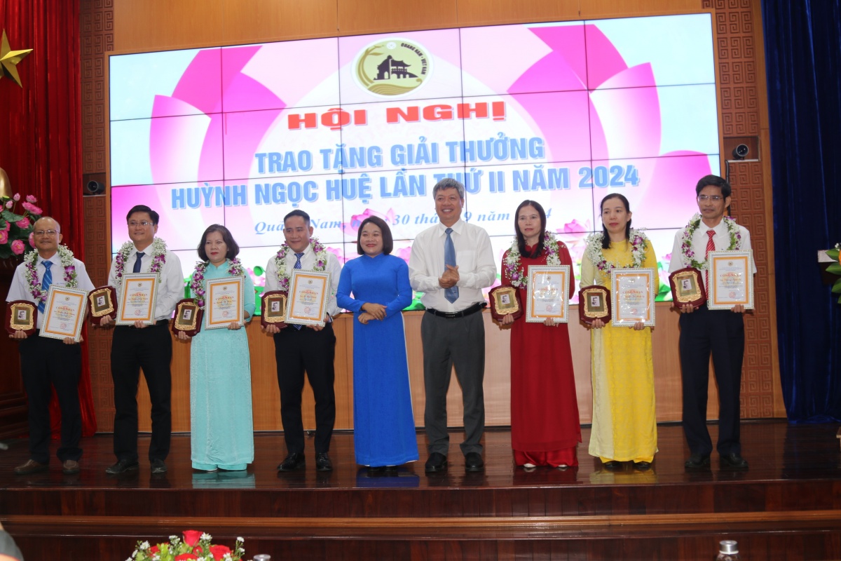 Quảng Nam trao giải thưởng Huỳnh Ngọc Huệ