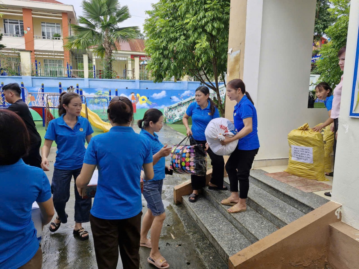 Mệnh lệnh trái tim hướng về nơi bão lũ của Công đoàn Mệnh lệnh trái tim hướng về nơi bão lũ của Công đoàn