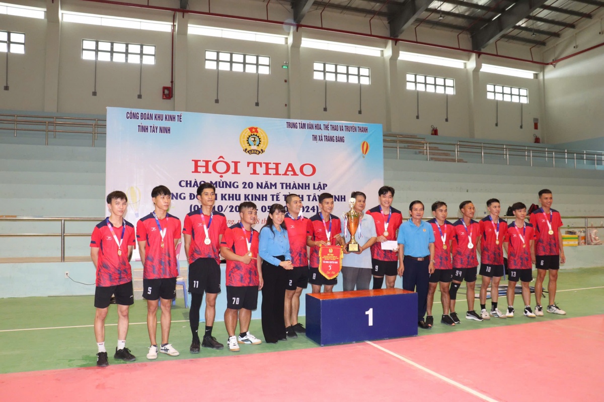 Gần 300 vận động viên tham dự hội thao dịp kỷ niệm