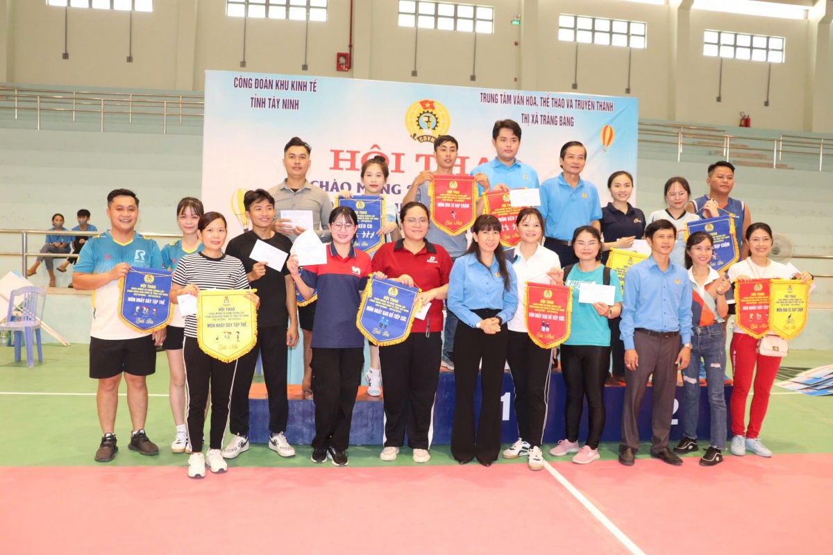 Gần 300 vận động viên tham dự hội thao dịp kỷ niệm